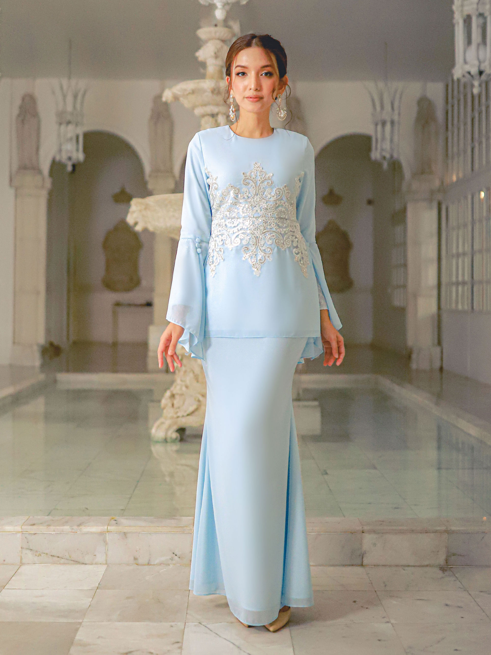 Gown Dresses: Buy Designer Ehtnic & Western Gowns for Party & Wedding |  Looksgud.in
